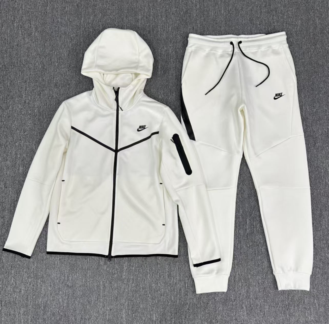 TUTA NIKE TECH FLEECE